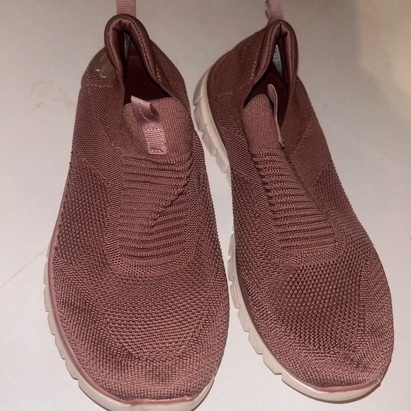 Skechers Shoes - Gently use women’s shoe size 9 no odor smoke-free